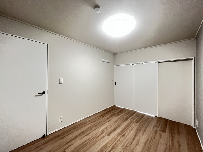 【子供部屋】 | ソフィア東伏見　(保谷店) | 5.8帖/引き戸を解放することでリビングと繋がり、お子様の遊び場にも便利です。