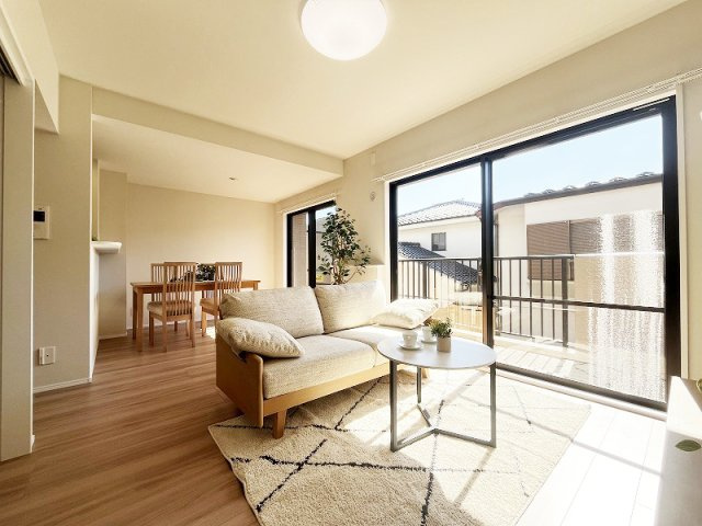 【居間・リビング】 | ソフィア東伏見　(保谷店) | 南側採光部が広く、明るく心地よいリビングダイニングです。※画像内の家具、小物類等は販売価格に含まれておりません。