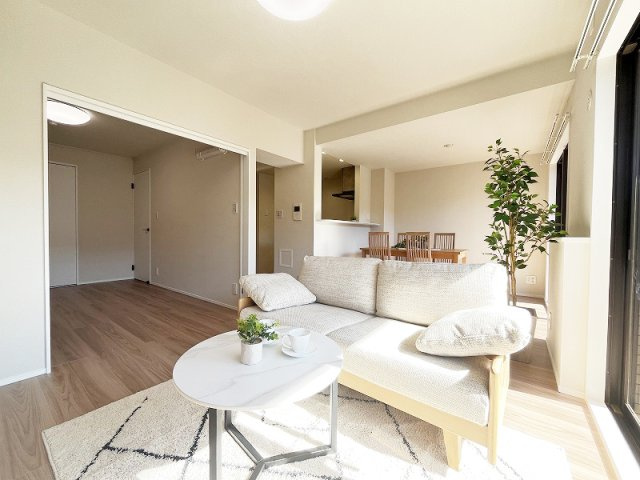 【居間・リビング】 | ソフィア東伏見　(保谷店) | 落ち着いた色味のクロスとフローリングでほっと一息つける空間。※画像内の家具、小物類等は販売価格に含まれておりません。