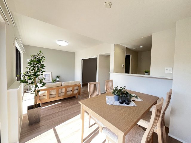 【居間・リビング】 | ソフィア東伏見　(保谷店) | 開放的な空間でゆったりとやすらぎに包まれた時をお過ごしください。※画像内の家具、小物類等は販売価格に含まれておりません。