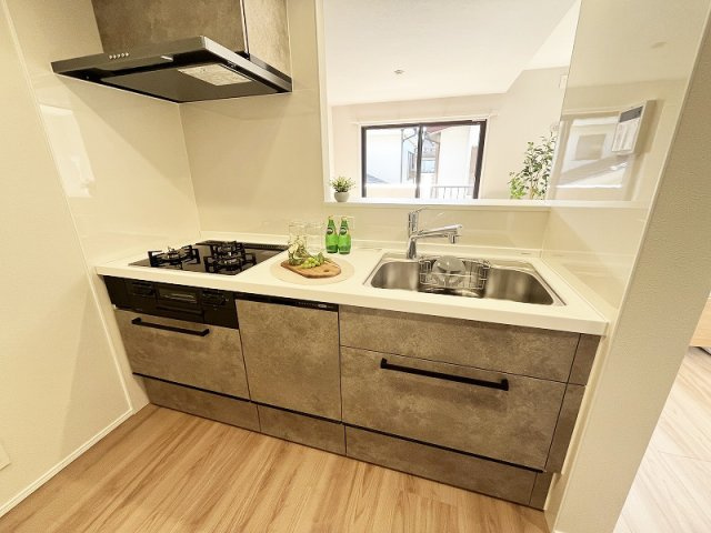 【キッチン】 | ソフィア東伏見　(保谷店) | 食洗機、浄水器一体型水栓付のシステムキッチン。お子様を見守りながら、ご家族と会話しながらお料理が出来る対面式です。※画像内の家具、小物類等は販売価格に含まれておりません。