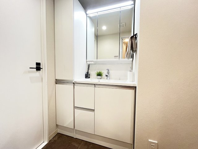 【独立洗面台】 | ソフィア東伏見　(保谷店) | 洗面台には大きく見やすい三面鏡が付いているので、身支度がスムーズに行えます。※画像内の家具、小物類等は販売価格に含まれておりません。