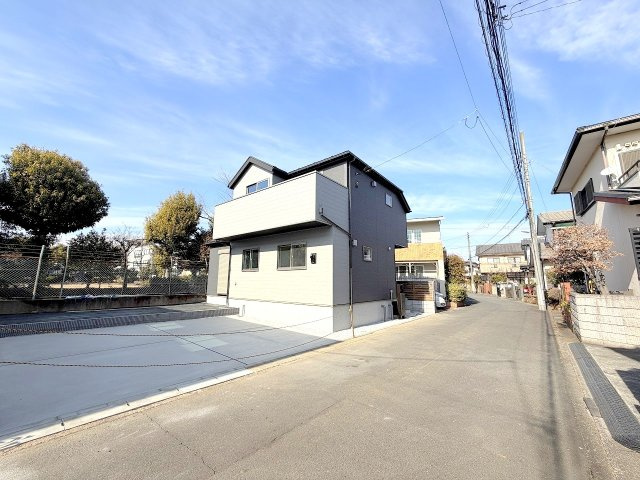 あきる野市小川東1丁目全1棟　新築戸建の前面道路含む現地写真