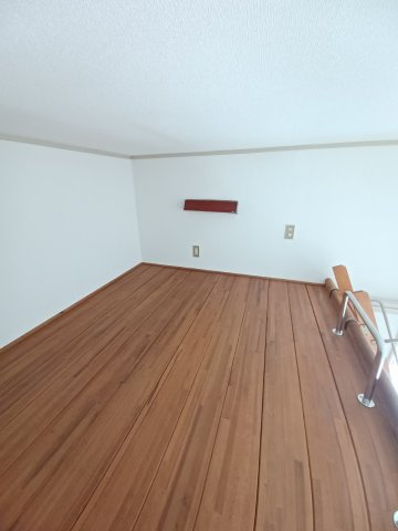 シティパレス泉町の洋室