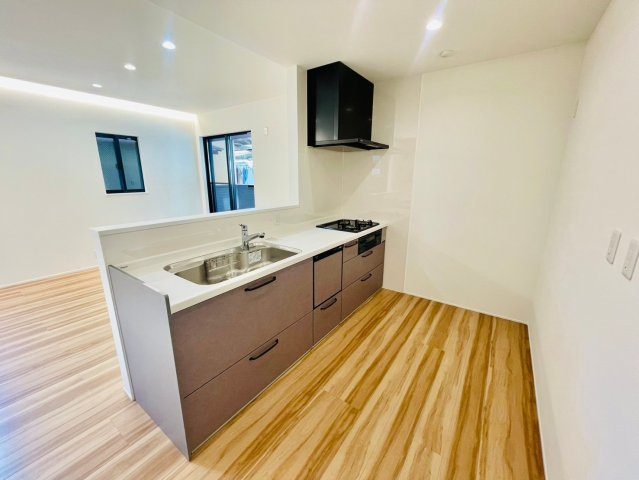 西京極東大丸町　新築参考Aプランの完成予想図|【施工例】
正面に遮るものがない対面キッチン。お料理中もリビングにいるご家族の様子を近くに感じられます♪