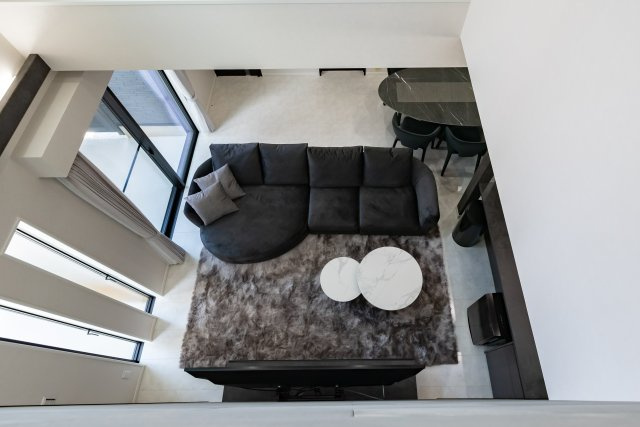 西京極東大丸町　新築参考Aプランの完成予想図|【施工例】
吹抜をつくることで、縦にも空間が広がり、お部屋に開放感をもたらす効果がございます。