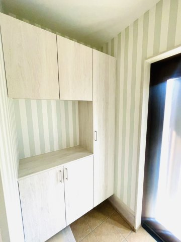 西京極東大丸町　新築参考Aプランの完成予想図|【施工例】
住まいの「顔」となる玄関。シューズボックスが備え付けられており、玄関周りがスッキリ片付きます。