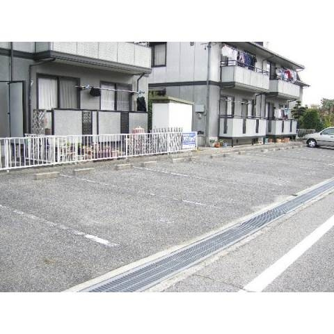 サンハイツフレマリールAの駐車場