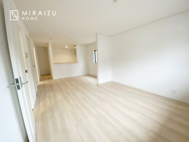 【居間・リビング】 | お子さんが宿題をしたり、ちょっとした作業もできる、家族みんながそれぞれの時間を過ごせるリビングです。