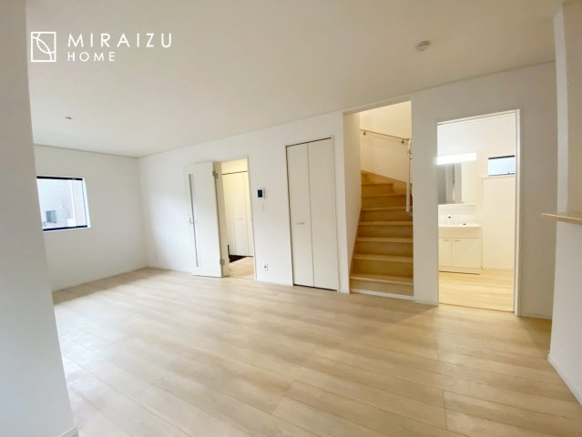 【居間・リビング】 | 窓が多いと温かな太陽の光と心地いい風が室内へと入ります。家族が集まるリビングは明るく過ごしやすいつくりです。窓が多いお家は住みやすい証です。