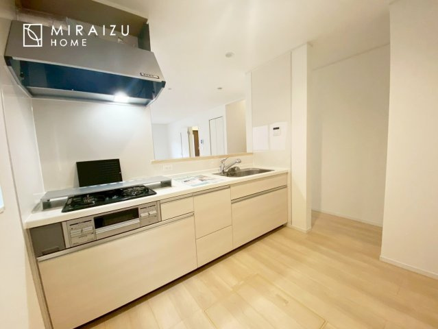 【キッチン】 | キッチンに立つ時間は意外と長いので、家族と会話しやすい対面式に。お手伝いして欲しい時もリビングにいる家族に気軽に声を掛けられます。