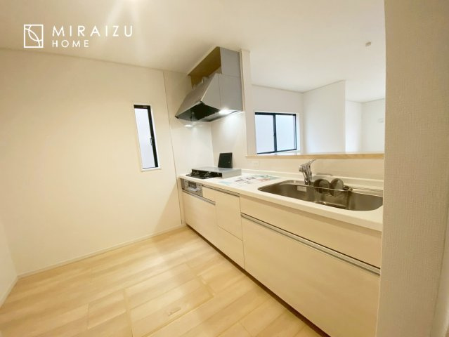 【キッチン】 | 広々としたキッチンは大きな深型シンク、3口コンロ、換気扇、大きなお鍋から小物まで取り出しやすさを考えられた引き出し収納の付いたシステムキッチンです。