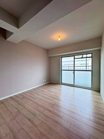 日商岩井太子橋マンションの洋室|全室バルコニーに面したお部屋で通風良好です。