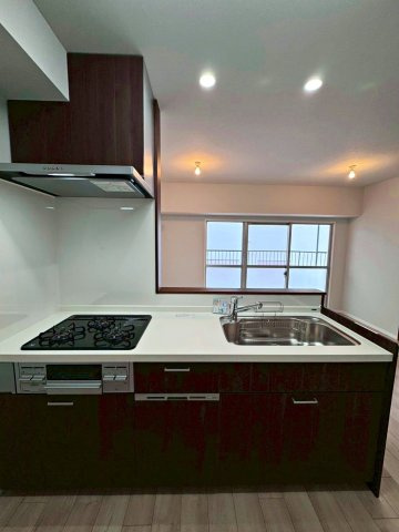 日商岩井太子橋マンションのキッチン|後片付けにうれしい食洗器付きシステムキッチン。
