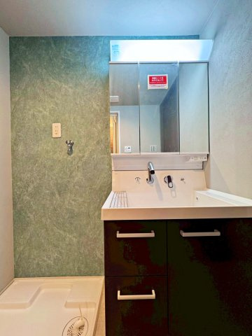 日商岩井太子橋マンションの独立洗面台|明るい三面鏡付きの洗面化粧台。
新調済み洗濯パンがあります。