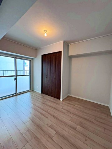 日商岩井太子橋マンションの洋室|約6帖の洋室。リビングに隣接しているので間仕切り扉を開けて開放的な空間にできます。