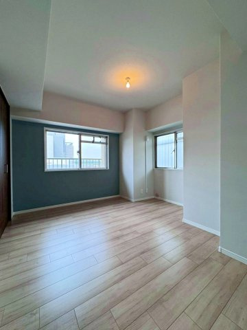 日商岩井太子橋マンションの洋室|2面採光で明るい洋室です。