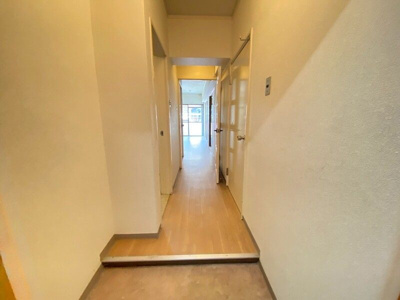 【玄関】 | パークサイド柴原 | ※同タイプの写真となり、実際のお部屋とは異なる場合があります