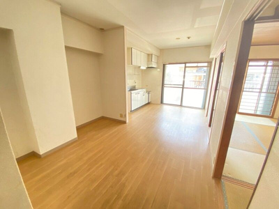 【居間・リビング】 | パークサイド柴原 | ※同タイプの写真となり、実際のお部屋とは異なる場合があります