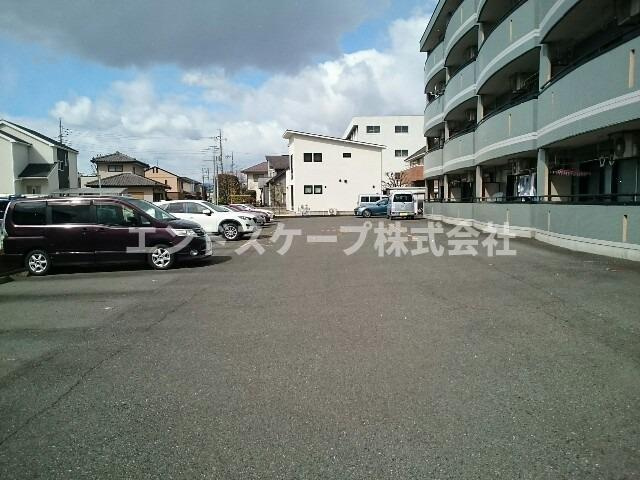 フラワープレイスの駐車場|高崎、前橋のお部屋探しはエンドスケープまで！お客様の理想お聞かせ下さい♪