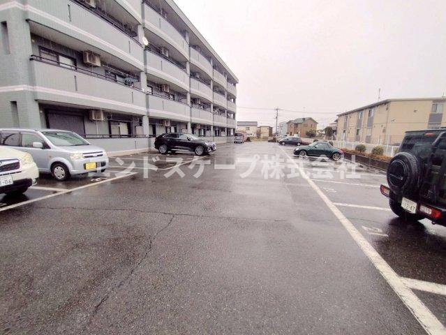 フラワープレイスの駐車場|高崎、前橋のお部屋探しはエンドスケープまで！お客様の理想お聞かせ下さい♪