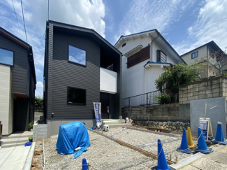 【外観】 | 宇治市木幡平尾　新築戸建 | 屋根付きバルコニーが外観に立体感を与え、視線や天候を気にせず使える安心感のある住まい