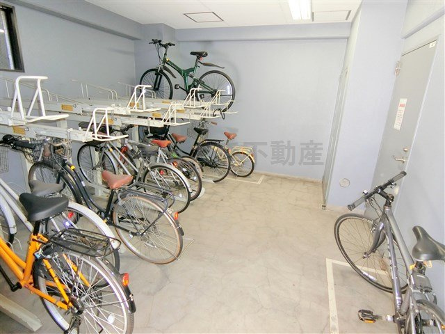 ヴェルステージ蒲田のその他共用部分|屋根付きラック式の駐輪場