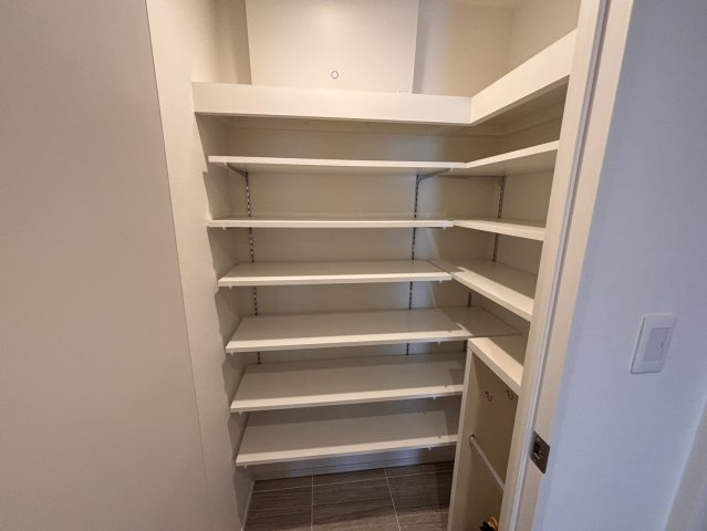 【頼もしい収納力のSIC】ベビーカーやゴルフバッグもそのまま収納できる広々とした土間仕様。可動棚付きで、家族全員の靴をスッキリ整理できます。玄関周りを常に美しく保てる、暮らしに嬉しい設計です。