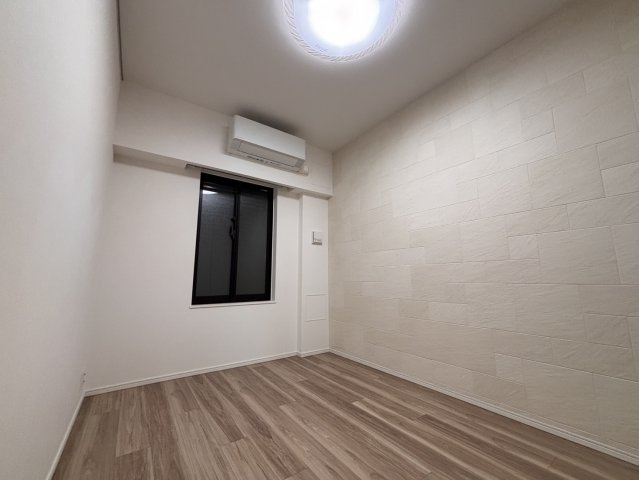 【寝室に最適な7.5帖】ダブルベッドを置いてもゆとりある広さを確保。壁一面には調湿・脱臭効果のあるエコカラットを採用し、デザイン性と機能性を両立。静かで落ち着いた良質な眠りを誘うプライベート空間です。