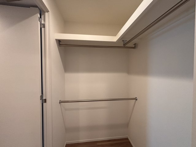 【大容量WICでスッキリ収納】ハンガーパイプを上下2段に設置し、衣類を効率よく整理できます。枕棚には季節物や鞄も収納可能。お部屋の広さを有効に使える、暮らしの質を高める充実の収納スペースです。