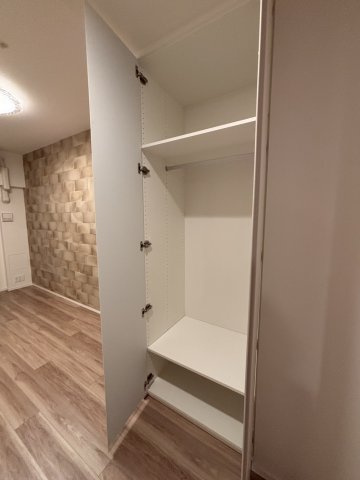 【多目的に使える6.3帖】クローゼット完備で、子供部屋やワークスペースにも好適。アクセントクロスが空間に奥行きを与え、窓からは心地よい光が差し込みます。全居室にエアコンが設置可能な点も魅力です。