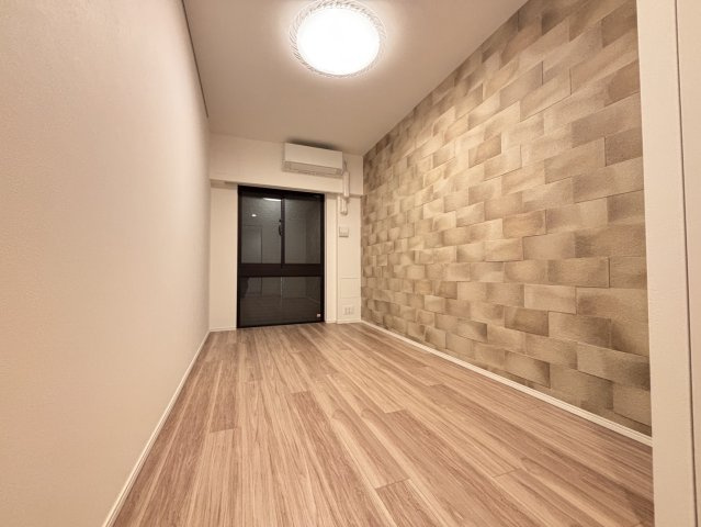 【機能美を兼ね備えた6.3帖】壁面には調湿・脱臭効果のあるエコカラットを贅沢に採用。お部屋を上質で快適な空間に演出します。子供部屋や書斎にも最適です。