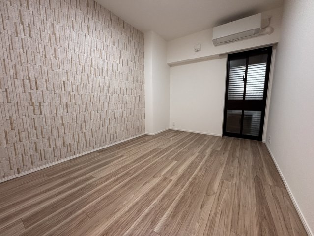 【主寝室に相応しい7.5帖】ダブルベッドも余裕を持って配置できる広さを確保。落ち着いた色調の内装が安らぎを与えます。大型のクローゼットを完備し、プライベート時間をゆったりと過ごせる空間です。