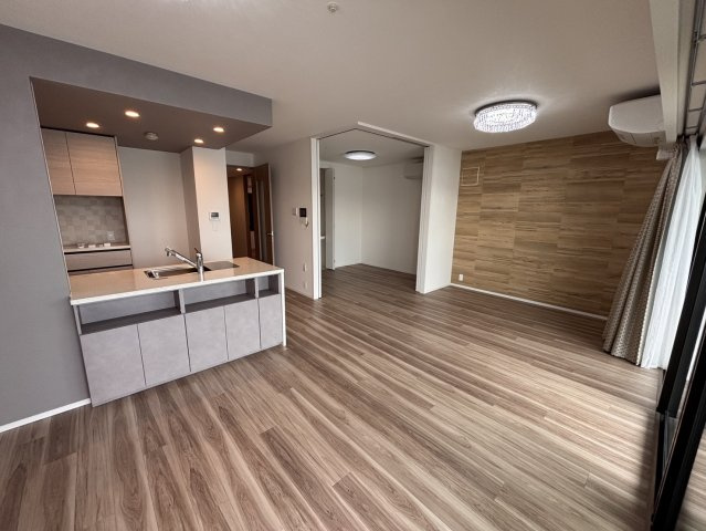 【可動仕切りで広がる大空間】リビング横の5.0帖洋室は、引き戸を開放すれば約19.4帖の一体空間として利用可能。ライフスタイルに合わせて柔軟に間取りを変えられる、自由度の高い設計が魅力です。