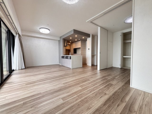 【可動仕切りで広がる大空間】リビング横の5.0帖洋室は、引き戸を開放すれば約19.4帖の一体空間として利用可能。ライフスタイルに合わせて柔軟に間取りを変えられる、自由度の高い設計が魅力です。