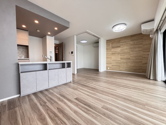 【可動仕切りで広がる大空間】リビング横の5.0帖洋室は、引き戸を開放すれば約19.4帖の一体空間として利用可能。ライフスタイルに合わせて柔軟に間取りを変えられる、自由度の高い設計が魅力です。