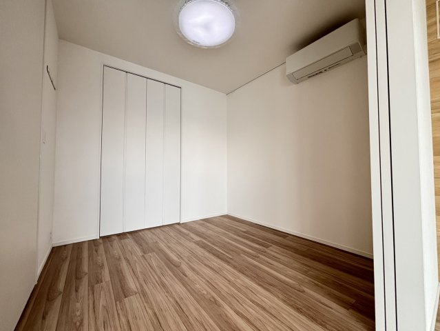 【可動仕切りで広がる大空間】リビング横の5.0帖洋室は、引き戸を開放すれば約19.4帖の一体空間として利用可能。ライフスタイルに合わせて柔軟に間取りを変えられる、自由度の高い設計が魅力です。