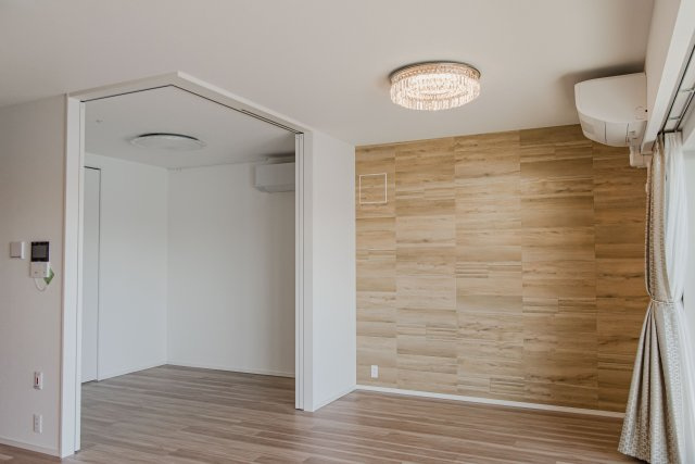 【可動仕切りで広がる大空間】リビング横の5.0帖洋室は、引き戸を開放すれば約19.4帖の一体空間として利用可能。ライフスタイルに合わせて柔軟に間取りを変えられる、自由度の高い設計が魅力です。