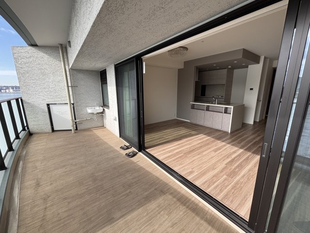 【開放感溢れるリバーサイドバルコニー】奥行きがあり、椅子を置いて寛げる広さを確保。南東向きで陽当たりも良く、目の前に広がる晴海運河とレインボーブリッジのパノラマビューを独占できる特等席です。