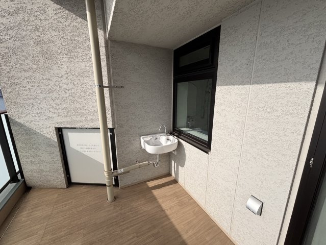 【便利なスロップシンク完備】バルコニーには掃除や植物の水やりに重宝する流し台付き。スニーカーの洗浄やアウトドア用品の手入れにも便利です。暮らしの質を細部まで高める、嬉しい配慮が施されています。