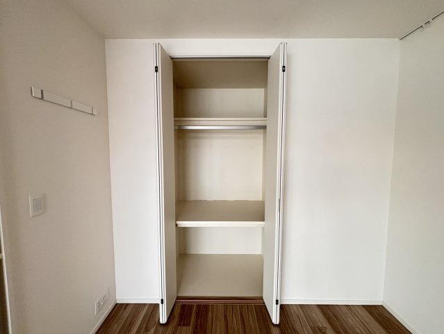 【ライフスタイルに合わせる5.0帖】引き戸を開放すればリビングと一体の広々空間に、閉じれば独立した個室として活用可能。クローゼット完備で、書斎や子供部屋、趣味の空間にも最適な明るい一室です。