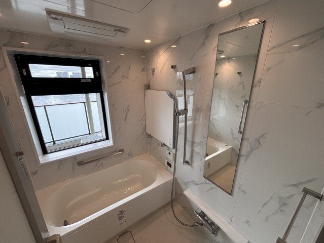 【心整う至福のビューバス】窓から運河の煌めきを望む、贅沢なバスタイムを実現。大理石調のパネルが高級感を演出し、浴室乾燥機などの機能も充実。都会の喧騒を忘れ、景色に癒やされる特別なリラックス空間です。