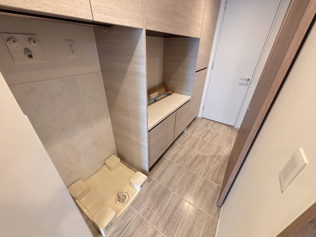 キッチン・廊下・寝室WICへ繋がる3Way動線で、家事も身支度も効率化。回遊性のある設計により、生活シーンに合わせたスムーズな移動が可能です。ゆとりある広さと、洗練されたデザインの洗面台も魅力。