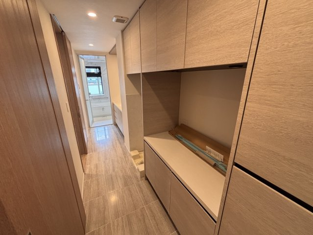 【整理整頓が叶う洗面所収納】リネン類やストック品をスッキリ収める大容量の収納スペース。鏡裏収納や下部収納も充実し、生活感を隠しながら機能的に使えます。忙しい朝の身支度もスムーズに整います。