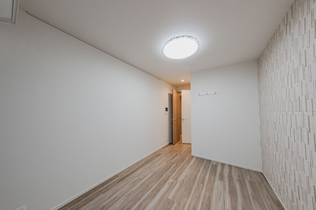 【機能美を兼ね備えた6.3帖】壁面には調湿・脱臭効果のあるエコカラットを贅沢に採用。お部屋を上質で快適な空間に演出します。子供部屋や書斎にも最適です。