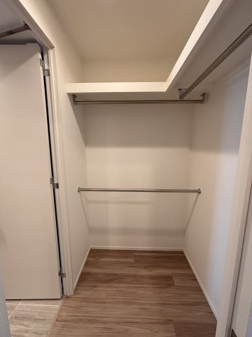 【大容量WICでスッキリ収納】ハンガーパイプを上下2段に設置し、衣類を効率よく整理できます。枕棚には季節物や鞄も収納可能。お部屋の広さを有効に使える、暮らしの質を高める充実の収納スペースです。