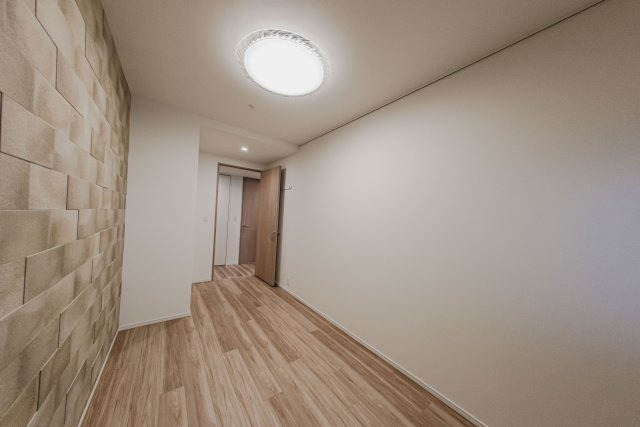 【機能美を兼ね備えた6.3帖】壁面には調湿・脱臭効果のあるエコカラットを贅沢に採用。お部屋を上質で快適な空間に演出します。子供部屋や書斎にも最適です。