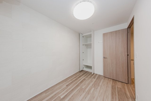 【成長に寄り添う明るい居室】窓からの採光が心地よい5.5帖。お子様の学習机やベッドを置くのにちょうど良い広さです。自分だけの時間を大切にできる独立性の高い配置で、家族それぞれの個室としても重宝します。