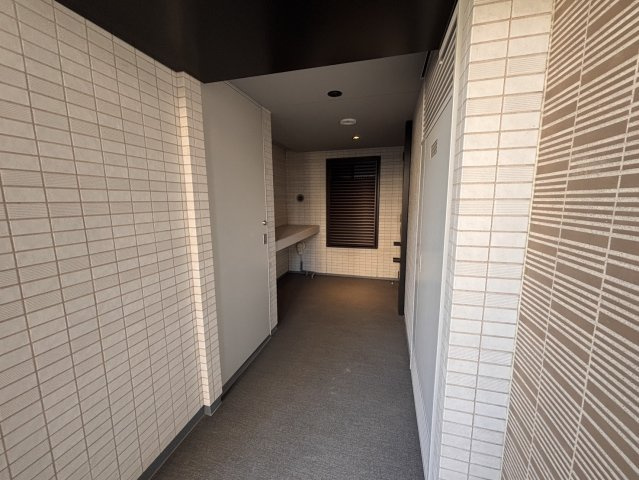 【トランクルーム完備の玄関ポーチ】玄関横に専用トランクルームを設置。アウトドア用品や季節物の収納に重宝します。防犯性に優れたダブルロックの重厚なドアが、住まいの安心と高い資産価値を物語ります。