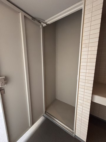 【玄関横のトランクルーム】玄関前にはゆとりあるスペースと、便利なトランクルームを配置。ベビーカーの一時置きや外遊び道具の保管にも便利です。プライバシーと実用性を兼ね備えた玄関です。